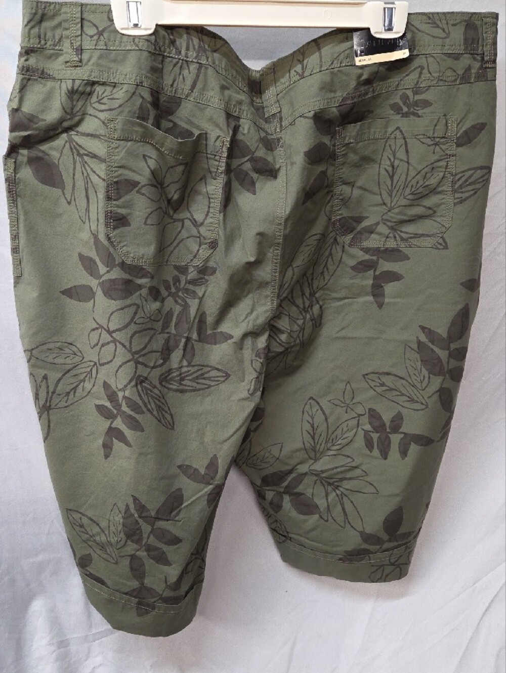 Venezia Olive Green Leaf-Print Bermuda Shorts Sz 28 - Picture 3 of 6